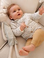 Babyvestje van katoengaas lichtbeige met print