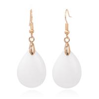 Goudkleurige Oorbellen voor Dames met Druppelvormige Witte Jade Hanger