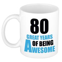 Verjaardag 80 jaar Koffiemok Cadeau - Great years of being awesome - wit/blauw