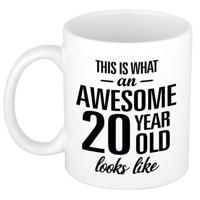 This is what an awesome 20 year old looks like - cadeau koffiemok - 300 ml - verjaardag 20 jaar