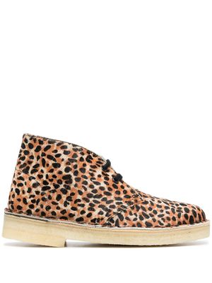 Clarks Originals desert-boots à imprimé léopard - Marron