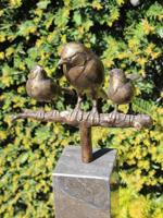 Bronzen mussen op tak, ouder met 2 kinderen, incl. hardstenen sokkel 8x8x84 cm