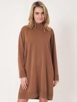 Loose fit cashmere gebreide jurk met geribde opstaande kraag