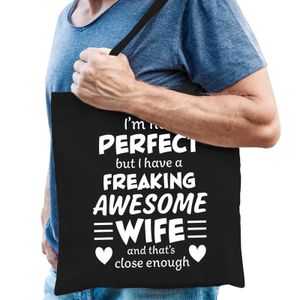 Frreaking awesome wife / vrouw kado tas zwart voor heren   -