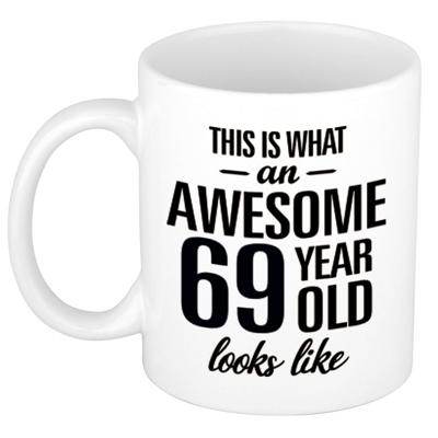 This is what an awesome 69 year old looks like - cadeau koffiemok - 300 ml - verjaardag 69 jaar