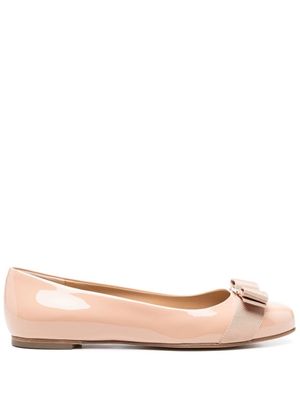 Ferragamo ballerines Varina en cuir verni - Tons neutres