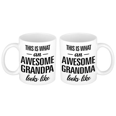 Awesome grandma en grandpa looks like - koffiemok - Cadeautje/ cadeau beker set - voor Opa en Oma