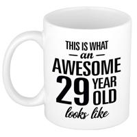 This is what an awesome 29 year old looks like - cadeau koffiemok - 300 ml - verjaardag 29 jaar