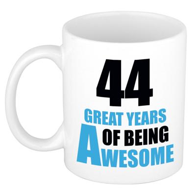 Verjaardag 44 jaar Koffiemok Cadeau - Great years of being awesome - wit/blauw