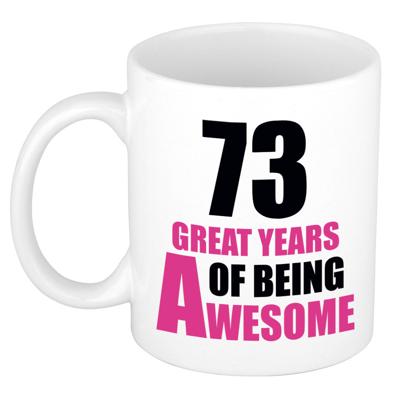 Verjaardag 73 jaar Koffiemok Cadeau - Great years of being awesome - wit/roze - voor dames