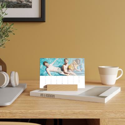 Fotokalender in houten houder Fotokalender in houten houder