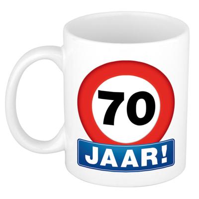 Verjaardag koffiemok - drink beker - thema 70 jaar - leeftijd verkeersbord - 300 ml - keramiek