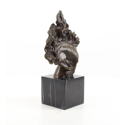 EEN BRONZEN BEELD VAN EEN PAARDENHOOFD