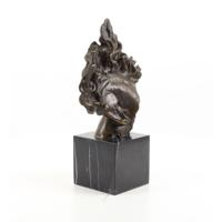 EEN BRONZEN BEELD VAN EEN PAARDENHOOFD