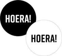KP etiket "Hoera!", diameter 40 mm, 2 varianten, rol van 250 stuks