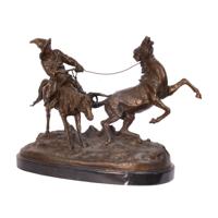 BRONZEN BEELD VAN KIRGIZ DIE EEN WILD PAARD VANGT