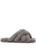 UGG claquettes Scuffita en peau lainée - Gris