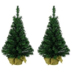 2x Groene kunst kerstbomen 90 cm met jute zak/kluit