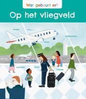 Wat gebeurt er? Op het vliegveld (Hardback)