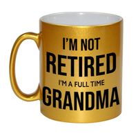 Im not retired im a full time grandma / oma pensioen mok / beker goud afscheidscadeau 330 ml - thumbnail