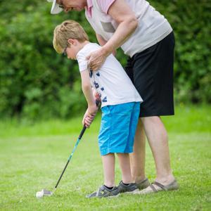 Complete Set Junior Golfclubs voor Kinderen van 5 tot 7 Jaar #3 Fairway #7 en #S Ijzers en Putter Driepootstas met Regenkap voor Jongens Meisjes