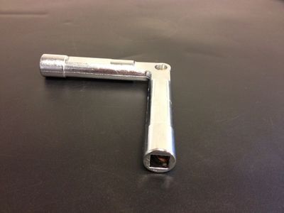 Paalsleutel driehoek/vierkantsleutel 8mm