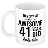 This is what an awesome 41 year old looks like - cadeau koffiemok - 300 ml - verjaardag 41 jaar
