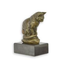 BRONZEN BEELD VAN EEN KAT DIE NAAR BENEDEN KIJKT OP EEN MARMEREN BASIS