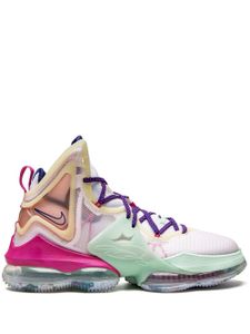 Nike baskets montantes LeBron 19 - Blanc