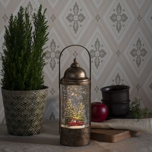 Konstsmide Sneeuwlantaarn voor binnen - Kerstbomen met rode auto - Warm wit - 29 cm - Waterlantaarn - Verlichting op batterijen - Timer - Kerstverlichting