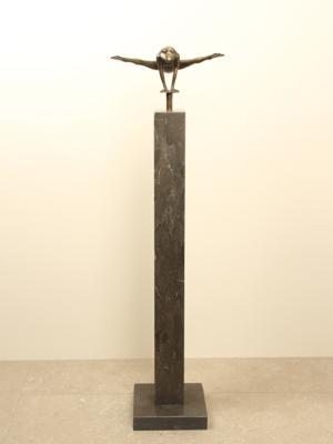 Bronzen kikker jump zwevend boven een sokkel
