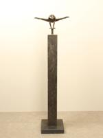 Bronzen kikker jump zwevend boven een sokkel Bronzen kikker jump zwevend boven een sokkel