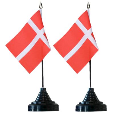 Vlag Denemarken tafelvlaggetjes - 2x stuks - 10 x 15 cm vlag - met zwarte standaard - versiering