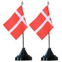 Vlag Denemarken tafelvlaggetjes - 2x stuks - 10 x 15 cm vlag - met zwarte standaard - versiering