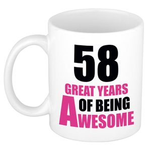 58 great years of being awesome cadeau mok / beker wit en roze