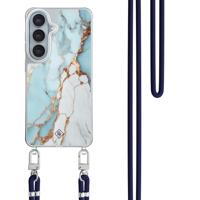 Samsung Galaxy S26 hoesje met donkerblauw koord - Marmer lichtblauw