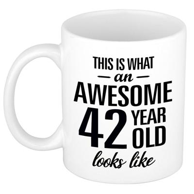 This is what an awesome 42 year old looks like - cadeau koffiemok - 300 ml - verjaardag 42 jaar