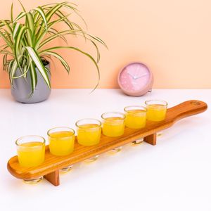 Zes shotglaasjes op serveertray