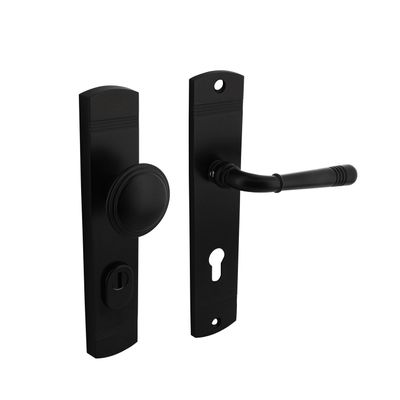 Intersteel Voordeurbeslag Helena op schild 72mm in mat zwart met kerntrekbeveiliging
