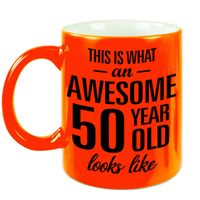 Neon oranje Awesome 50 year cadeau mok / verjaardag beker 330 ml - feest mokken - thumbnail