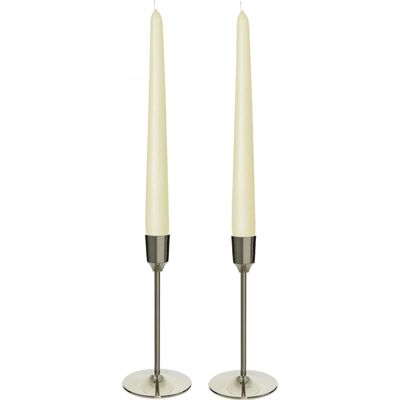 Kandelaars 2x aluminium zilver 20 cm met 12x ivoor witte dinerkaarsen