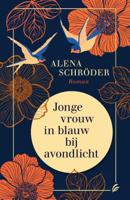 Jonge vrouw in blauw bij avondlicht (Hardback)
