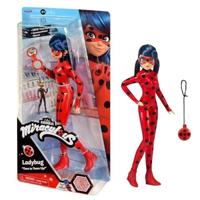 BANDAI - Miraculous Ladybug - Fashion Doll 26 cm - Coccinella con il suo telefono - Nuovo costume effetto vinile - P50028