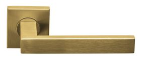 Deurkruk BASICS BSQ2-G geveerd op vierkant rozet - PVD mat goud