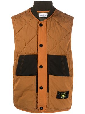 Stone Island gilet matelassé à patch Compass - Marron