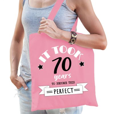 Cadeau tas voor dames - 70 en perfect - lichtroze - katoen - 42 x 38 cm - zeventig - shopper Cadeau tas voor dames - 70 en perfect - lichtroze - katoen - 42 x 38 cm - zeventig - shopper