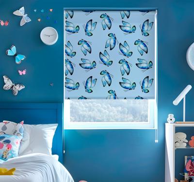 Blauwe tinten raambekleding vlinders