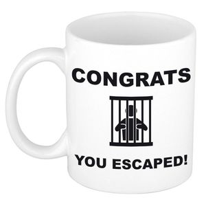 Congrats you escaped cadeau mok / beker wit en zwart - VUT/ pensioen - afscheidscadeau personeel / collega - feest mokke