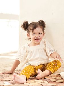 Wijd babybroekje met opdruk karamel