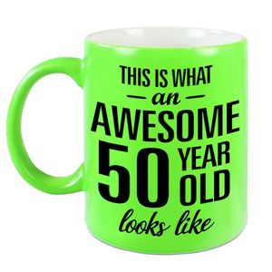 Neon groene Awesome 50 year cadeau mok / verjaardag beker 330 ml   -